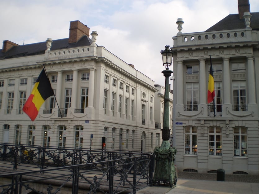 Belgian_flags_flying,_Martyrs&#39;_Square_-_Place_des_Martyrs_-_Martelaarsplaats,_Brussels,_Belgium_(4039376515)