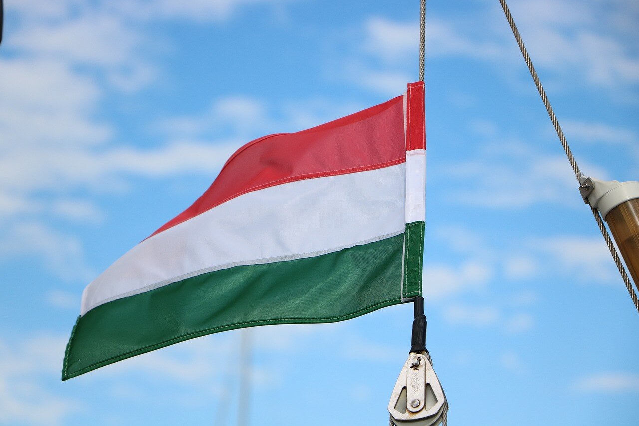 hungarian-flag-2414351_1280